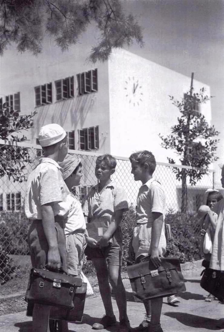 תלמידים בבית הספר. ברקע מבנה הבאו-האוס. צילום משנת 1938