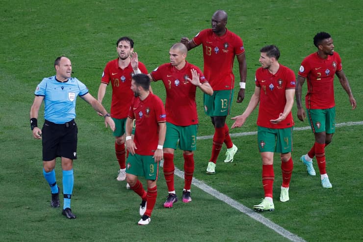 שחקני פורטוגל כועסים על השופט