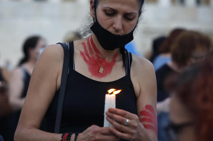 הפגנה ב19 ביוני אתונה לזכר קרוליין קראוץ' שנרצחה ב יוון על ידי בעלה 
