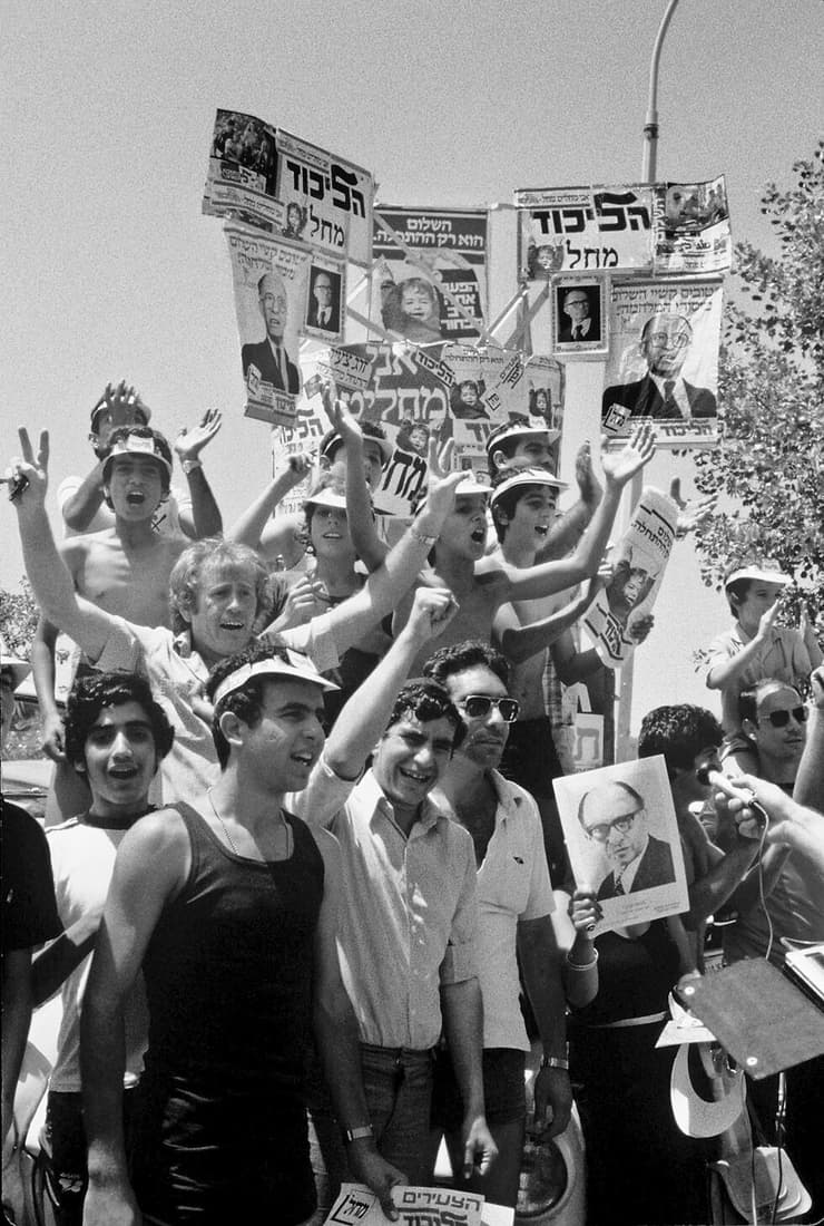 ''הלך לעוד ועוד עצרות בחירות והוביל לבדו את הקמפיין''. אספת בחירות של הליכוד בתל אביב, יוני 1981
