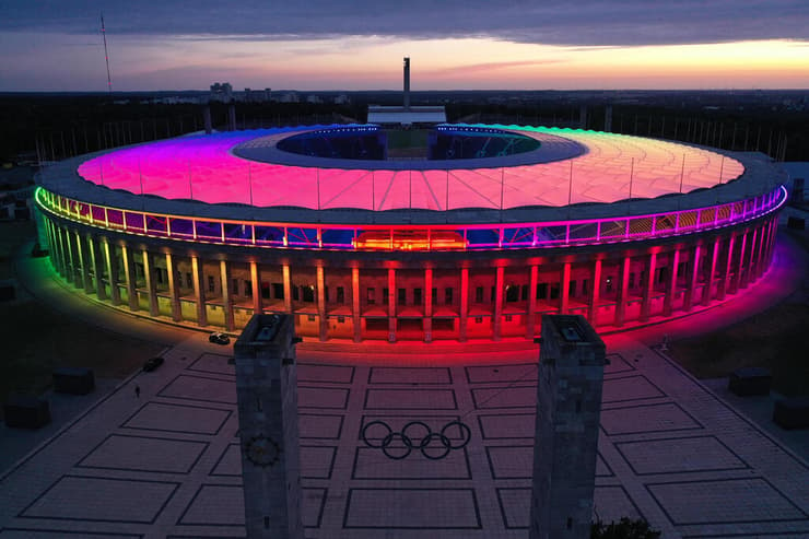 גרמניה אצטדיון אולימפי ברלין צבעי גאווה נגד הונגריה חוק הומואים להט"ב