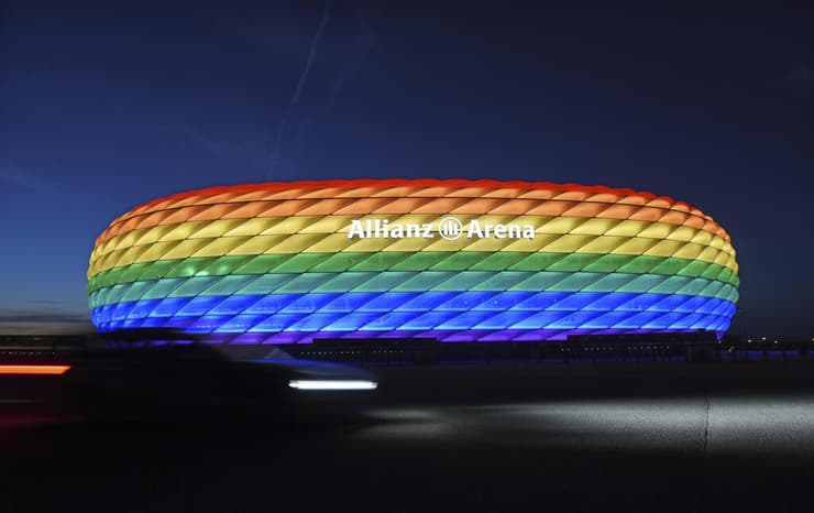 גרמניה אצטדיון אליאנץ ארנה מקושט ב צבעי גאווה אופ"א לא אישרה
