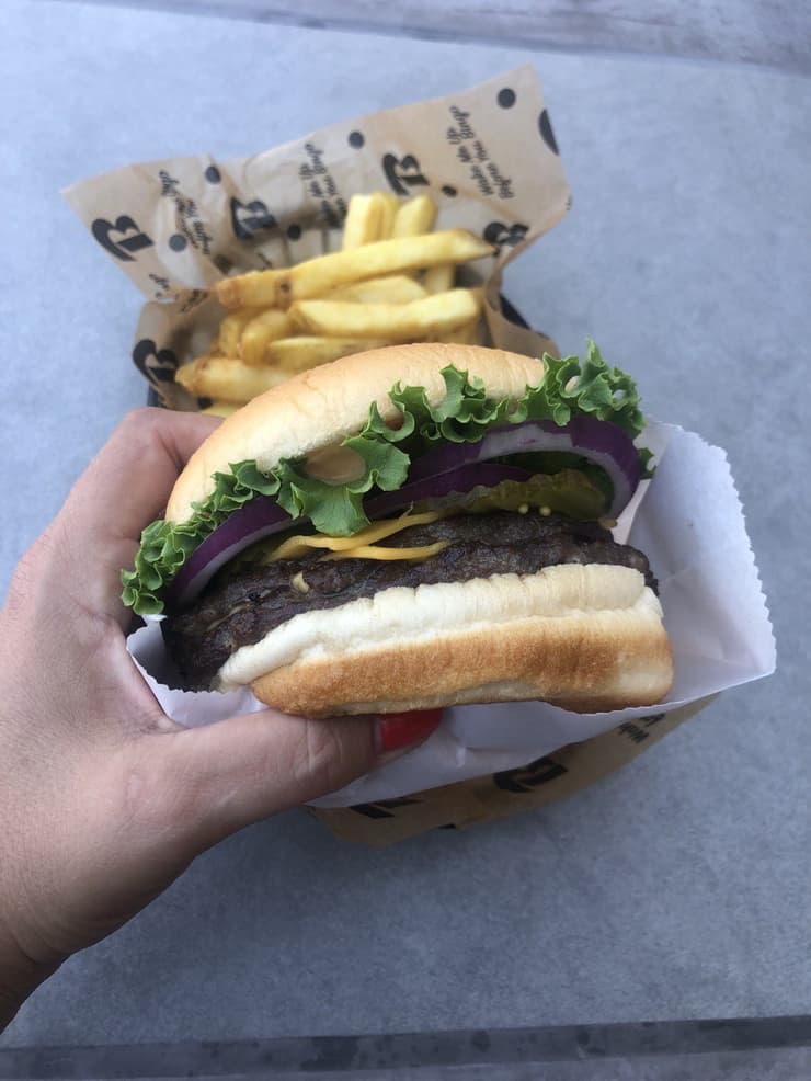  המבורגר של בינגו גמזו חוף גורדון, תל אביב
