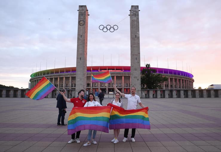 גרמניה אצטדיון אולימפי ברלין צבעי גאווה נגד הונגריה חוק הומואים להט"ב ספורטאים מ התאחדות מכבי