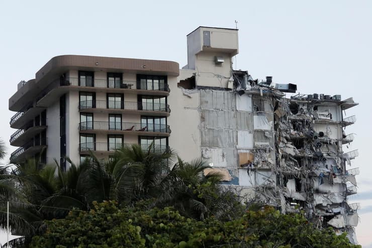 בניין מגורים קרס חלקית מיאמי ביץ' פלורידה