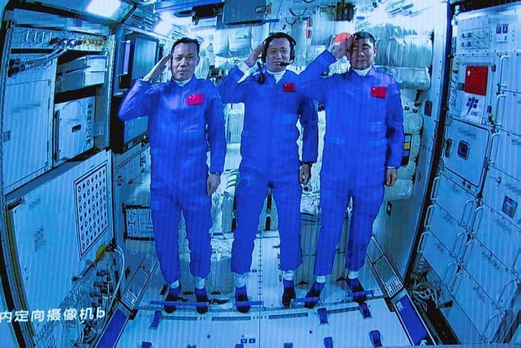 האסטרונאוטים הסינים בתחנת החלל המוקמת
