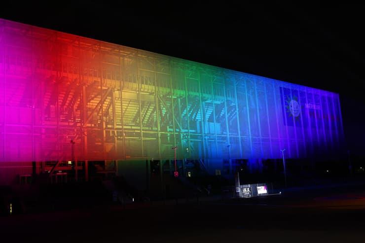 גרמניה אצטדיון דיסלדורף צבעי גאווה נגד הונגריה חוק הומואים להט"ב