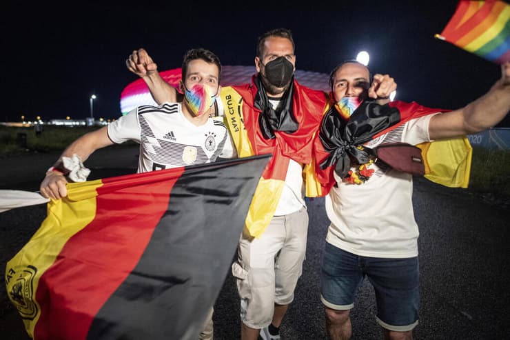 אוהדי נבחרת גרמניה דגלי ארצם ודגלי גאווה נגד הונגריה אחרי המשחק מולה