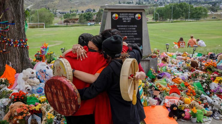 אנדרטה מאולתרת קנדה אתר בית הספר לשעבר לילידים שבו נמצאו שרידי 215 ילדים