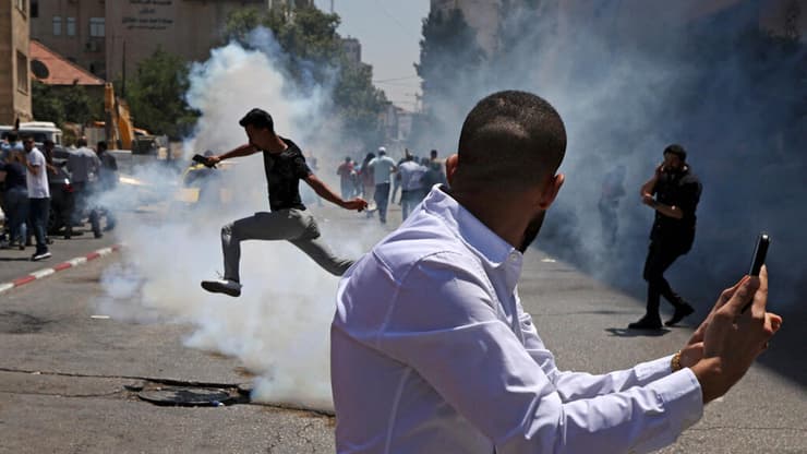 הפגנות הפגנה ב רשות הפלסטינית בעקסות מותו של פעיל נגד הרשות ניזאר בנאת