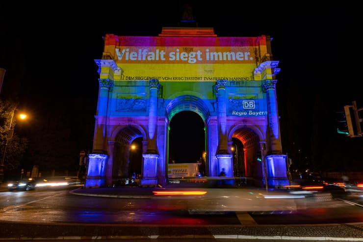 גרמניה מינכן צבעי גאווה נגד הונגריה חוק הומואים להט"ב
