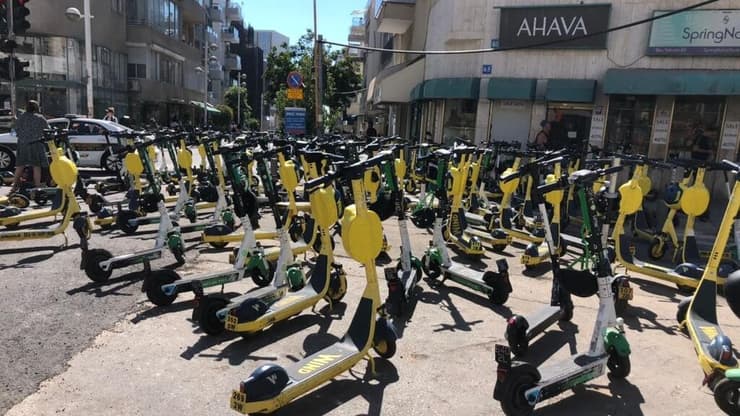 קורקינטים נטושים בסמוך למצעד הגאווה בתל אביב