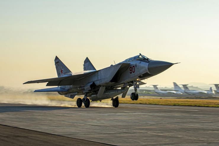 מטוס MiG-31 עם טיל על-קולי קינזאל של רוסיה ממריא מ בסיס חמיימים ב סוריה תמרון צבאי ב הים התיכון