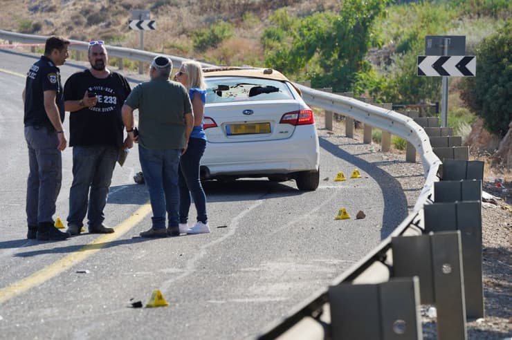 שלושה נרצחים באירוע ירי בכביש 806