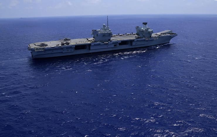מטוס קרב F-35 ממריא למבצעים נגד דאעש ב סוריה מ נושאת מטוסים של הצי הבריטי בריטניה HMS Queen Elizabeth ב הים התיכון