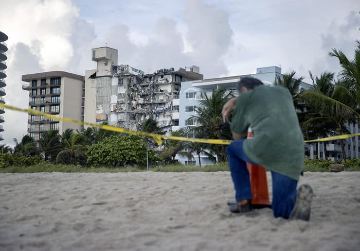 פעולות לאיתור נעדרים סמוך לבניין המגורים שקרס בפלורידה