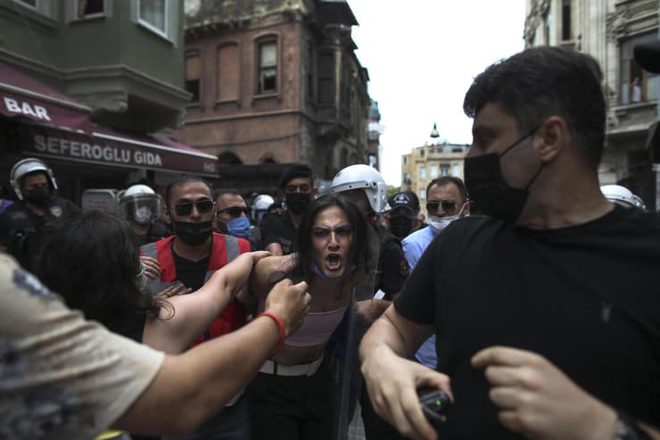 טורקיה עימותים בין שוטרים למשתתפי מצעד הגאווה ב איסטנבול