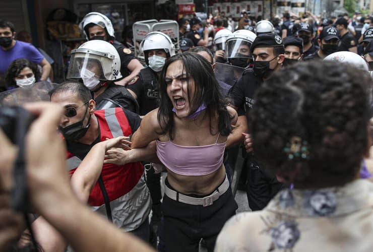 טורקיה עימותים בין שוטרים למשתתפי מצעד הגאווה ב איסטנבול
