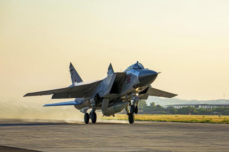 מטוס MiG-31 עם טיל על-קולי קינזאל של רוסיה ממריא מ בסיס חמיימים ב סוריה תמרון צבאי ב הים התיכון
