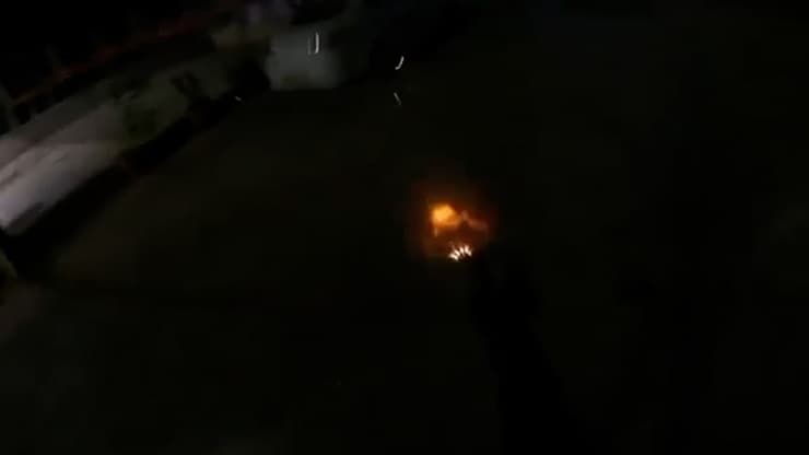 אדם תיעד את עצמו יורה בדיר אל-אסד