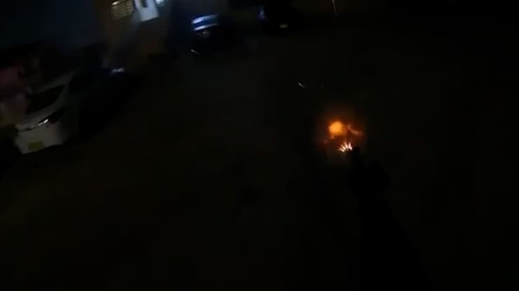אדם תיעד את עצמו יורה בדיר אל-אסד
