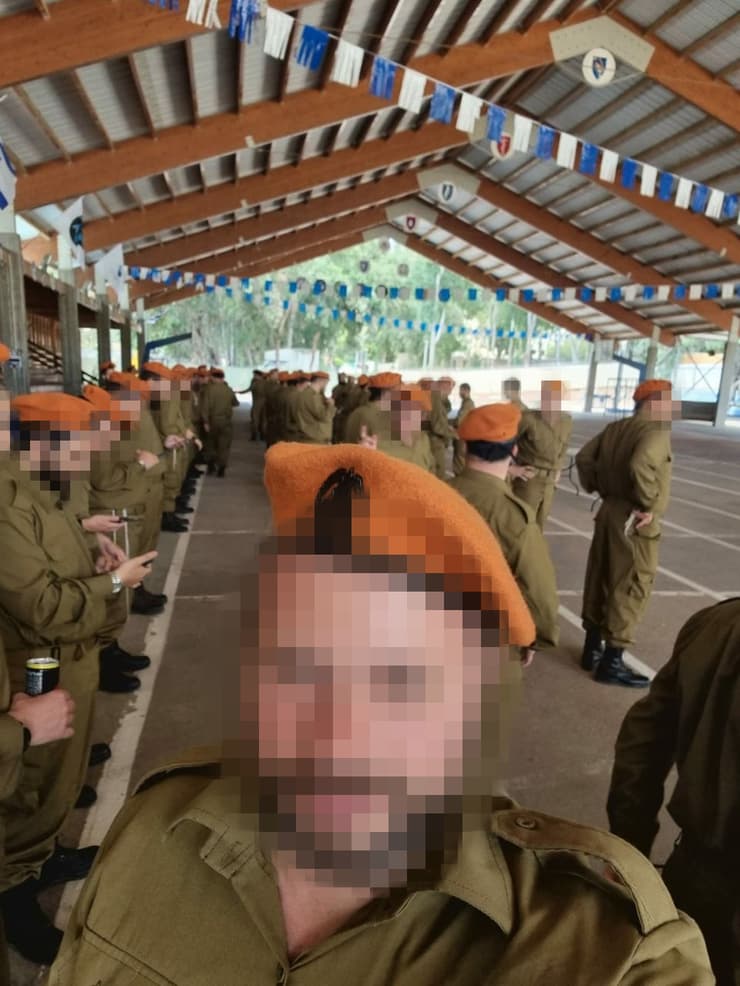 יואל, חרדי בן 39 שהיה קיצוני בעברו, התגייס לצה"ל וסיים מסלול 