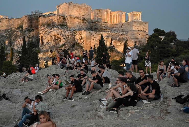 יוון צעירים בסמוך לאקרופוליס אתונה