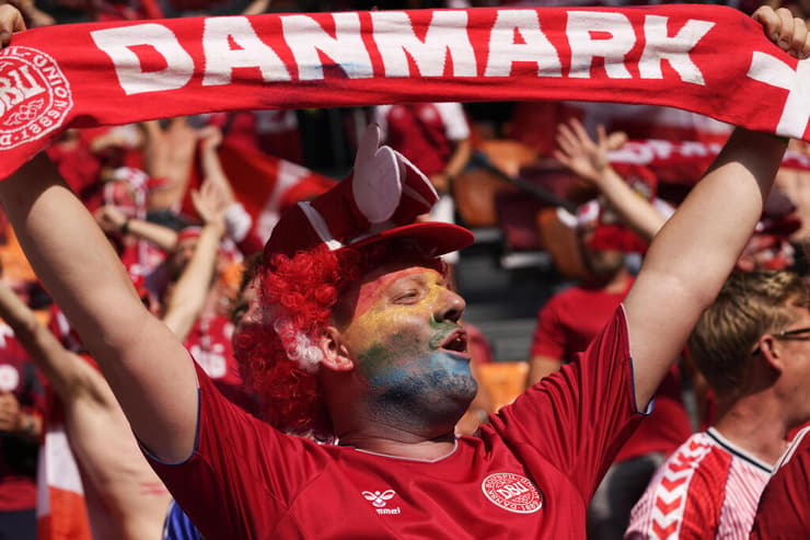 יורו 2020 אוהדים דנמרק צבאי גאווה ב אצטדיון יוהאן קרויף אמסטרדם מול וויילס