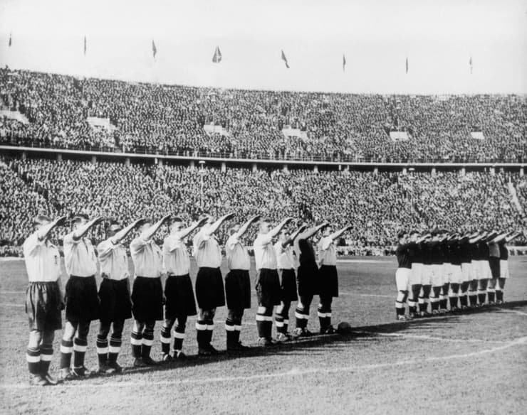 שחקני אנגליה וגרמניה לפני המשחק ב-1938