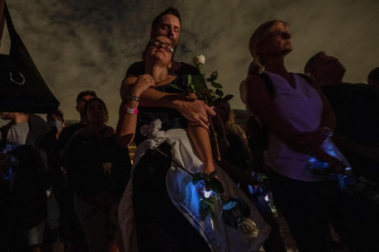 פרחים ואירוע לזכר נספים ב אסון קריסה ב סרפסייד ליד מיאמי פלורידה ארה"ב
