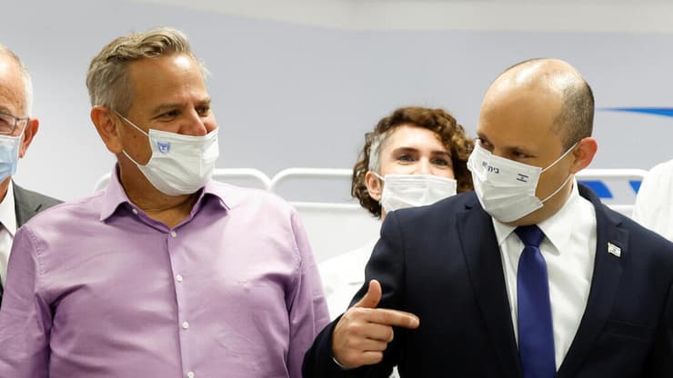 ניצן הורוביץ וראש הממשלה נפתלי בנט במתחם חיסונים בחולון