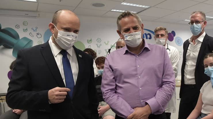 ניצן הורוביץ וראש הממשלה נפתלי בנט במתחם חיסונים בחולון