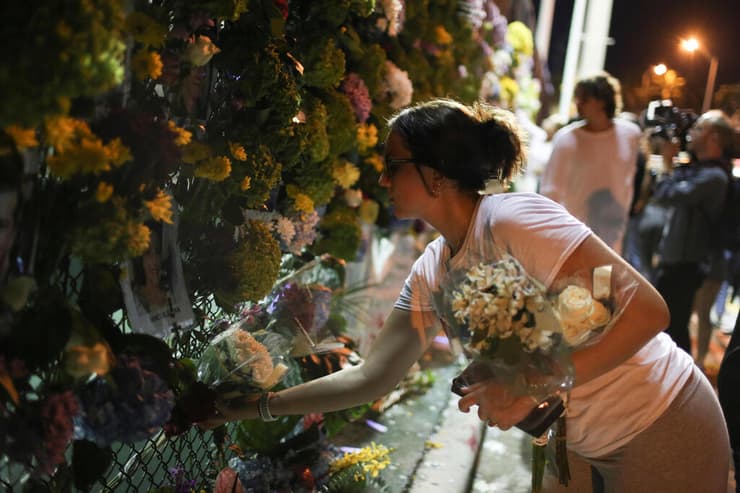 פרחים ואירוע לזכר נספים ב אסון קריסה ב סרפסייד ליד מיאמי פלורידה ארה"ב