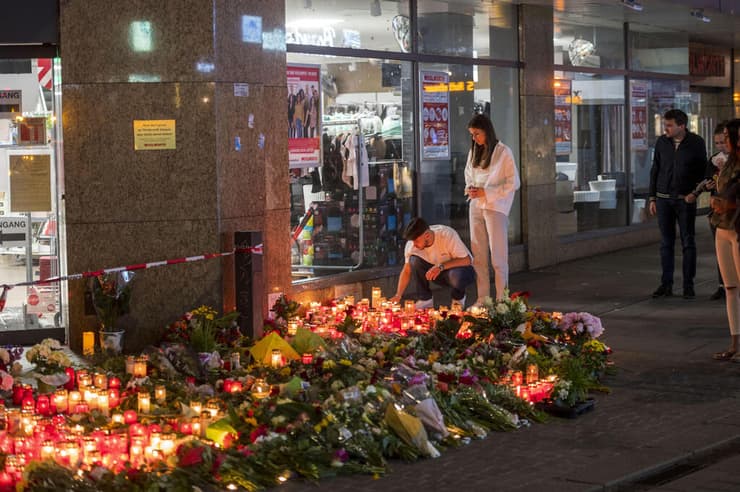 מניחים פרחים לזכר הנרצחים בווירצבורג. נציגים מהקהילות היהודית והמוסלמית הגיעו