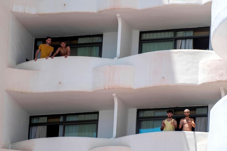 בני נוער מ ספרד ב מלון ב מיורקה שנשלחו ל בידוד כפוי עקב התפרצות קורונה