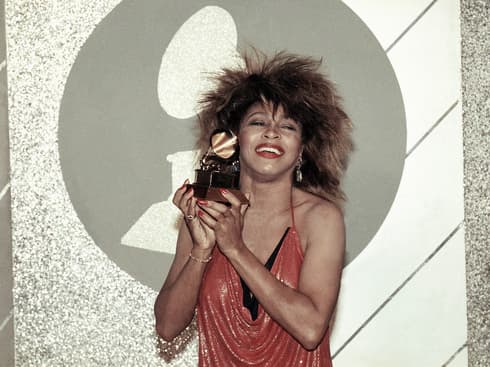 המציאה את עצמה מחדש כזמרת רוק לאחר הפרידה מאייק טרנר. טינה טרנר, 1985