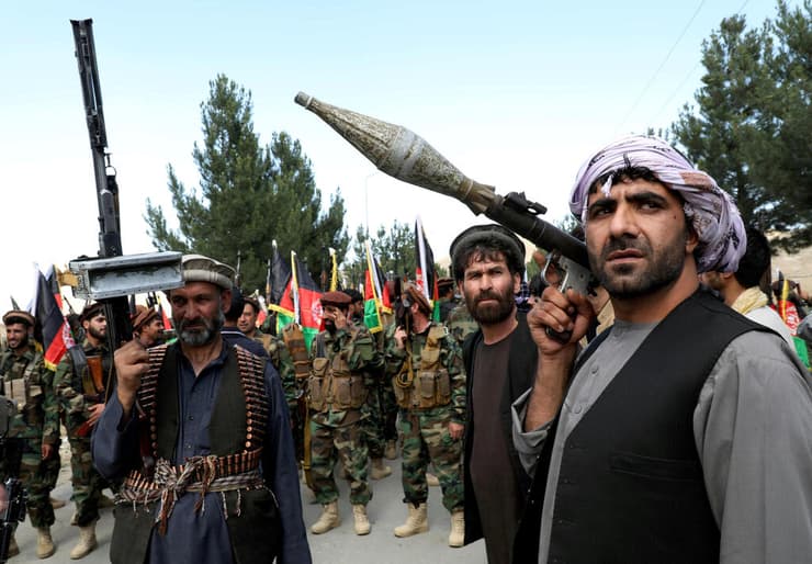 חמושים תומכי כוחות הביטחון האפגניים נערכים להילחם בטליבאן