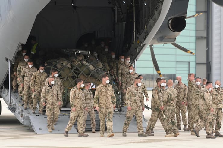 חיילי צבא גרמניה חוזרים הביתה ממשימתם האחרונה באפגניסטן, אתמול 