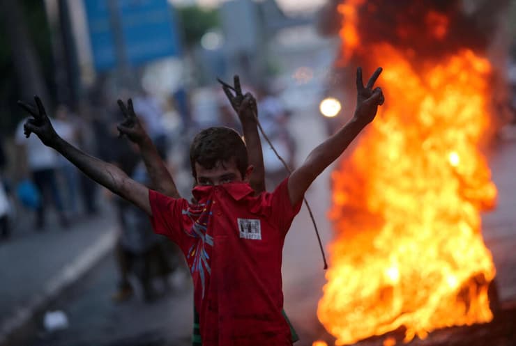 מפגינים מבעירים אש ממזרח לביירות, השבוע 