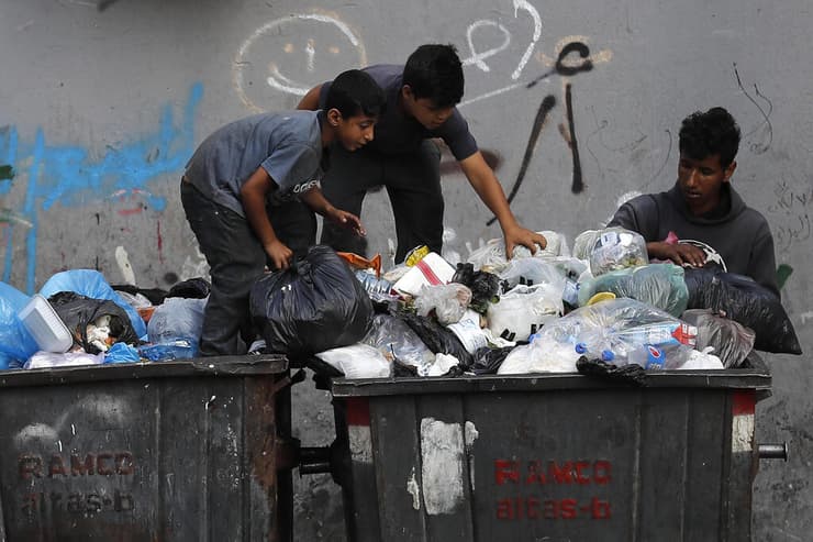 ילדים לבנונים מחטטים באשפה בחיפוש אחרי פריטי ערך 