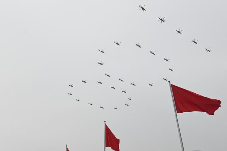מטס אווירי של סין בחגיגות ה-100 להקמת המפלגה הקומוניסטית, ביולי   