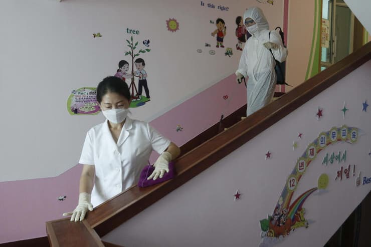 אנשי תברואה מנקים בית ספר בבירת צפון קוריאה. "החלטות חשובות לא יושמו" 
