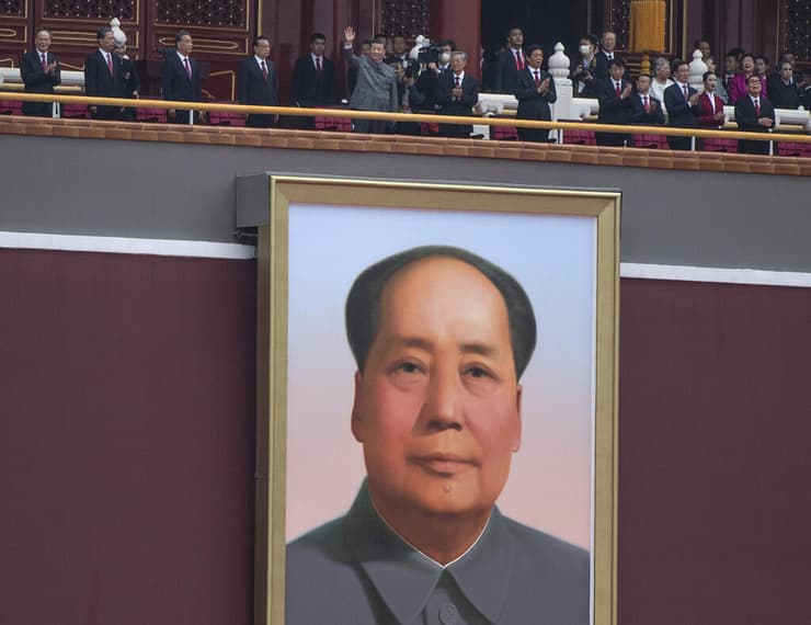 תמונת המייסד מאו דזה דונג מתחת לנשיא שי ג'ינפינג 