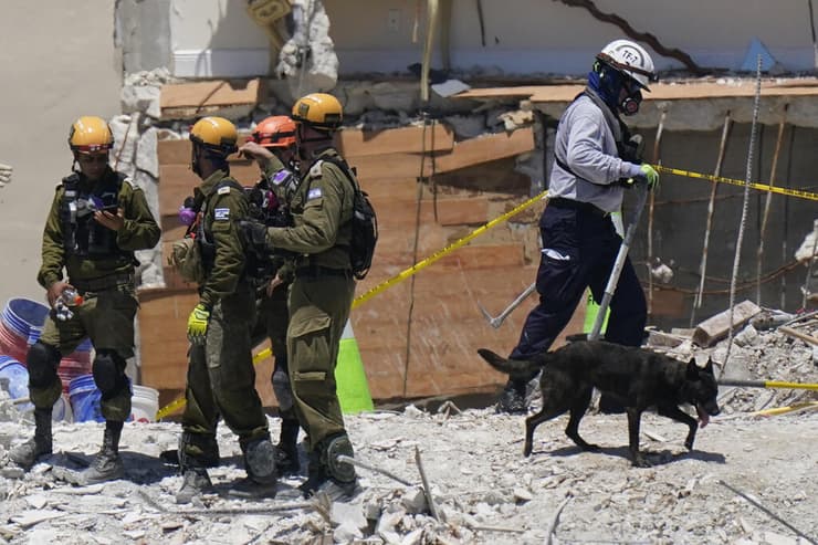 כוחות החילוץ וההצלה באיזור הבניין שקרס במיאמי