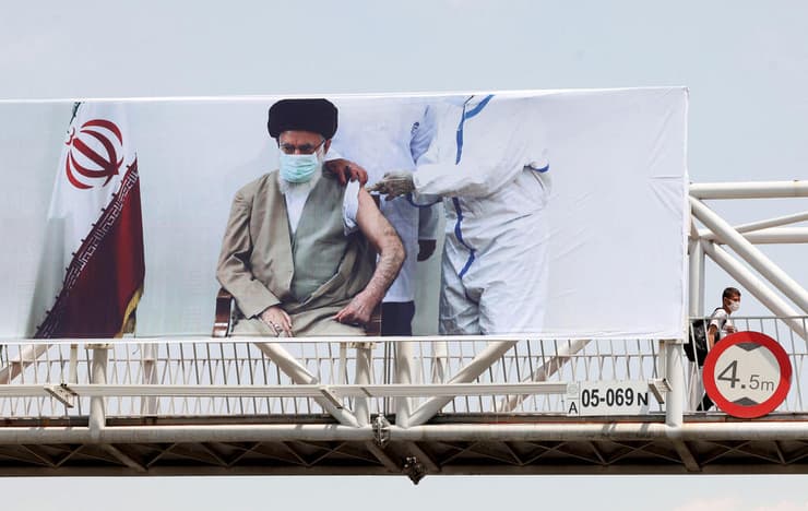 שלט חוצות של עלי חמינאי מתחסן ל קורונה איראן