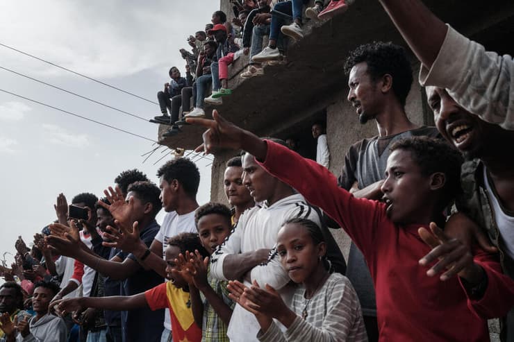 תושבי מקלה צופים בחיילים שבויי המלחמה שצועדים לכלא תיגראי אתיופיה