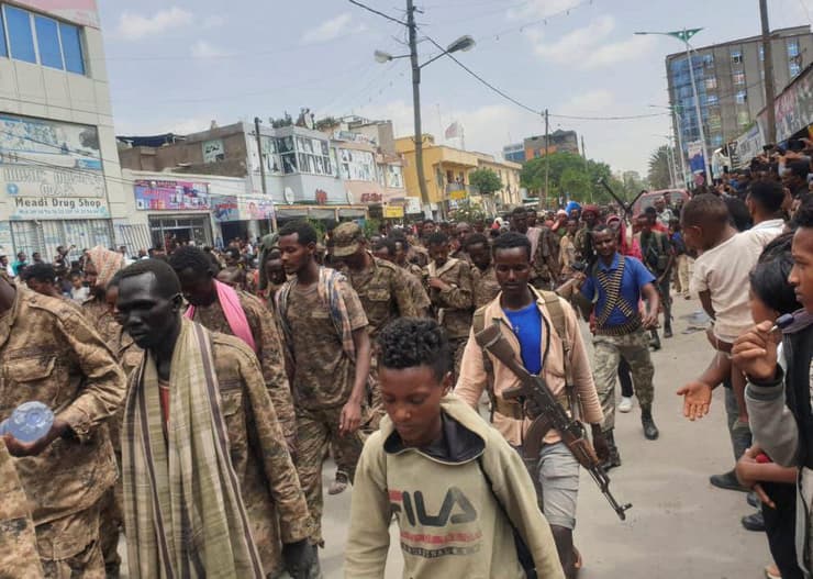 חיילים בצבא אתיופיה שבויי מלחמה מצעד ברחובות מקלה בירת חבל תיגראי 