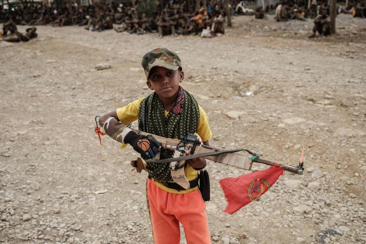ילד בן 11 עם רובה מאולתר ב מקלה בירת חבל תיגראי