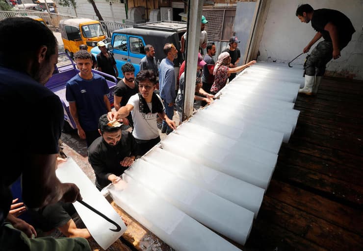 קונים בלוקים של קרח במפעל ממזרח ל בגדד עיראק גל חום