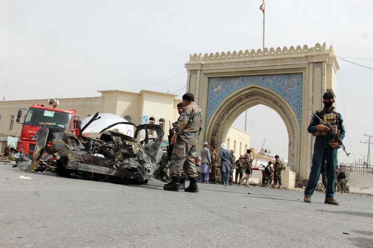 כוחות ממשלה אפגניסטן בזירת פיצוץ מטען בעיר קנדהאר שבו חוסל המזכיר של המושל המקומי בצל קרבות מול טליבאן הטליבאן